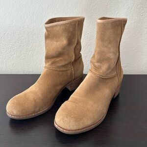 Ugg Cyrinda in Chestnut. Size 7.5